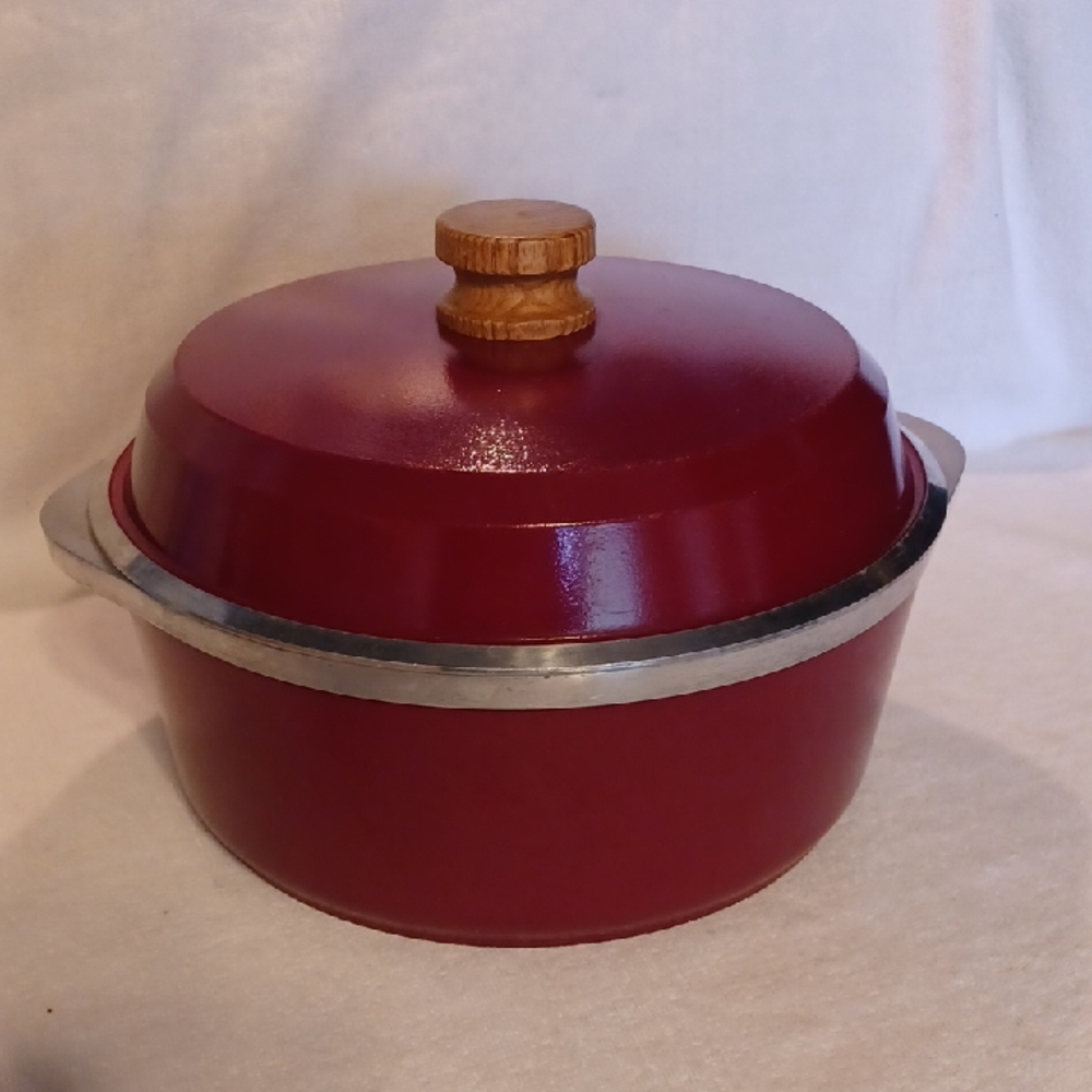 Club Burgundy Cast Aluminum Dutch Oven with Wooden Handle 5 Qt